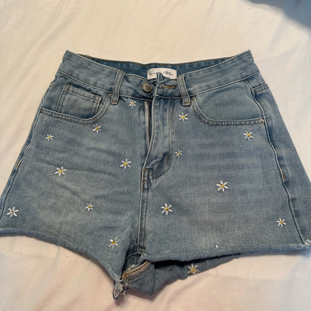 Cute denim daisy shorts✨